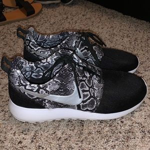 WOMENS NIKE ROSHE size 7.5